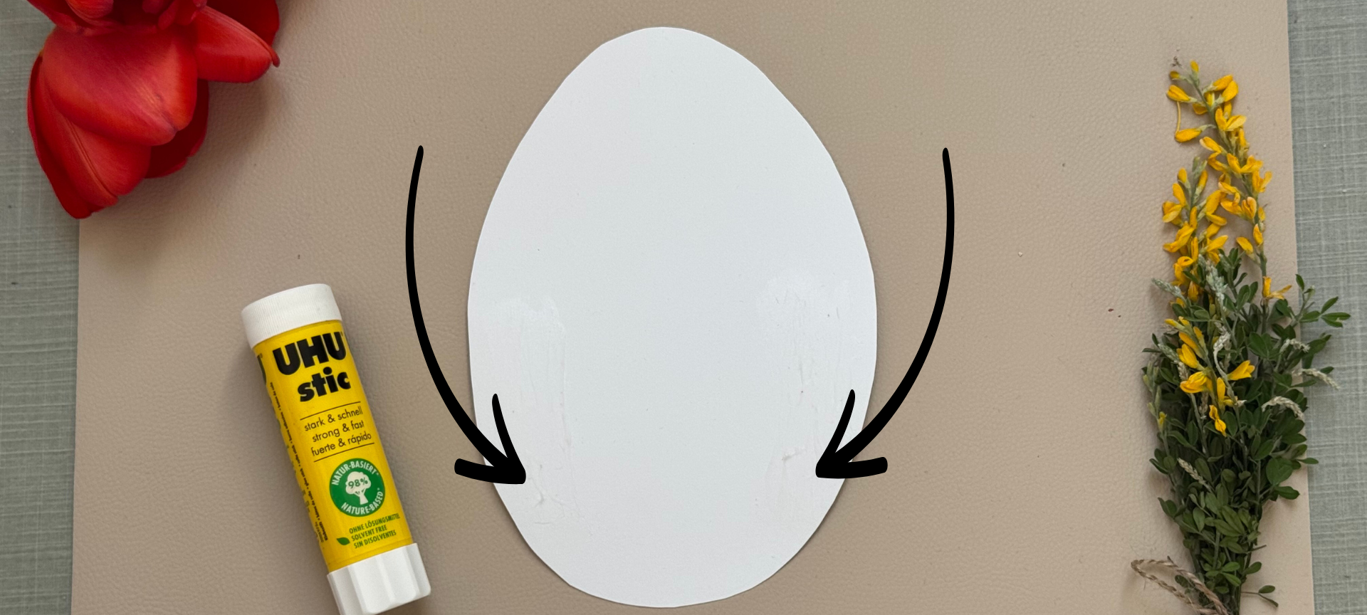 7. mit dem Klebestift auf Ei Nr.2 im unteren Bereich jeweils einen Streifen möglichst weit links und einen Streifen möglichst weit rechts vorbereiten und den unteren Teil von Ei Nr.1 darauf platzieren