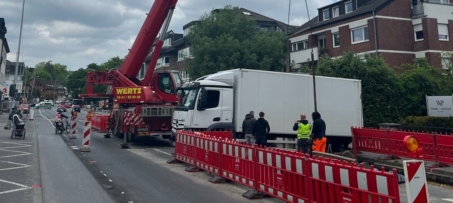 Aachen-Laurensberg: Laster gerät in Baugrube